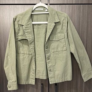 Uniqlo women’s green shirt with two front pockets